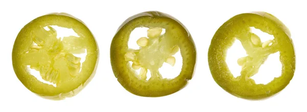 Peperoncino jalapeno sottaceto, isolato su fondo bianco. Fette di Serrano caldo conservato. Chiudete. Vista dall'alto. — Foto Stock