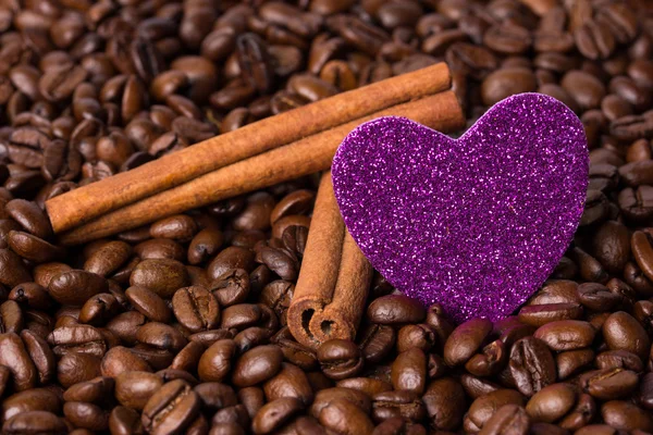 Purple heart with cinnamon — Stock Photo, Image