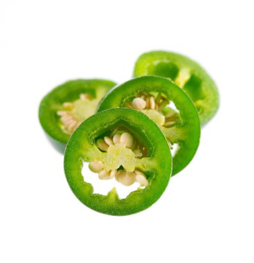 Beyaz arkaplanda taze biber izole edilmiş. Bir dilim yeşil acı Serrano biberi. Kesme yolu