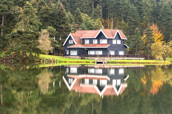 Outono Madeira Lake House Dentro Floresta Bolu Golcuk National Park — Fotografia de Stock