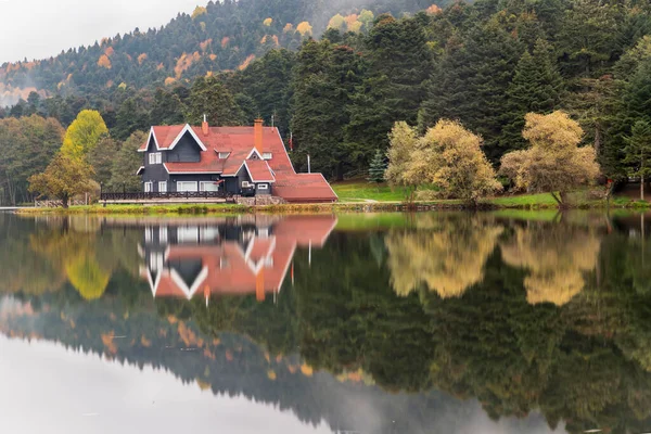 Podzimní Dřevěný Dům Jezera Lese Národním Parku Bolu Golcuk Turecká — Stock fotografie