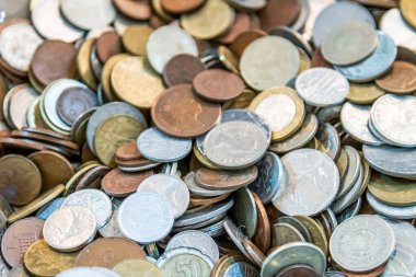 Antika dükkanında sergilenen eski antika paralar