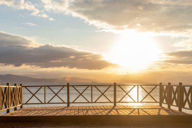 Türkiye 'de deniz kenarındaki ahşap korkuluk ve manzaralı teras manzarası
