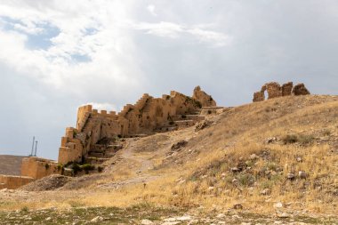 Tarihi Bayburt Şatosu ve şehir manzarası.