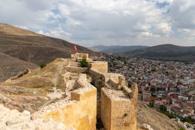 Tarihi Bayburt Şatosu ve şehir manzarası.