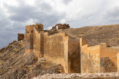 Tarihi Bayburt Şatosu ve şehir manzarası.