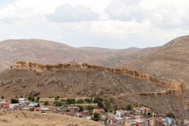 Tarihi Bayburt Şatosu ve şehir manzarası.
