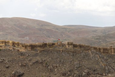 Tarihi Bayburt Şatosu ve şehir manzarası.