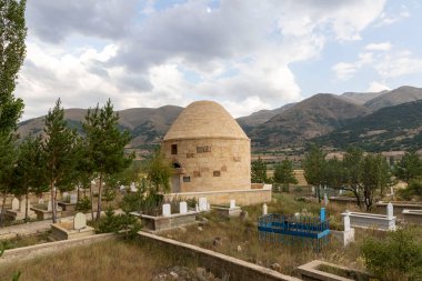 Türklerin ataları Oğuz 'un yaşam tarzından, ekonomilerine, inançlarından kıyafetlerine kadar pek çok konuda kitaplar yazan Dede Korkut (Korkut Ata)' nın mezarı.