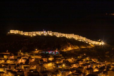 Gece görüşünde aydınlatılmış tarihi Bayburt kalesi