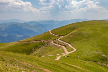 Karadeniz 'in yemyeşil doğasıyla harika bir plato manzarası var, Gumushane.
