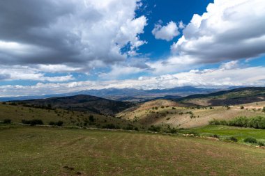 Kelkit, Gumushane sınırları içindeki harika çim dağlarının muhteşem manzarası