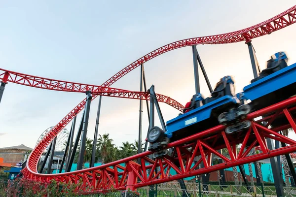 Lunaparkta hız trenine binen insanlar Kingda Ka roller (rodel, roller coaster), 02 Aralık 2020, İstanbul, Türkiye