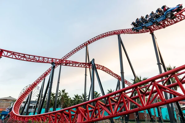 Lunaparkta hız trenine binen insanlar Kingda Ka roller (rodel, roller coaster), 02 Aralık 2020, İstanbul, Türkiye
