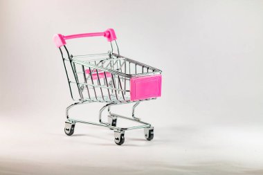 Badem yüklü oyuncak süpermarket araba