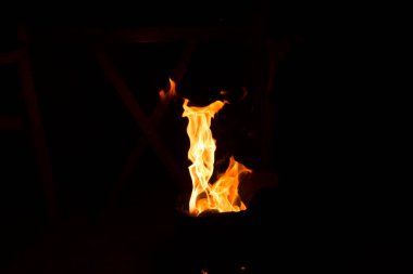 Siyah arkaplan yanan ateş