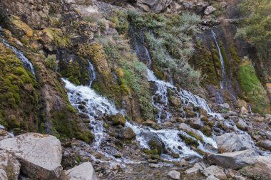 Tomara Şelalesi ve Ziyaretçiler, Ulusal Doğa Parkı, Gumushane, Siran Bölgesi, Seydibaba Köyü.