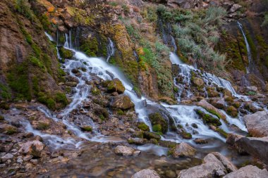 Tomara Şelalesi ve Ziyaretçiler, Ulusal Doğa Parkı, Gumushane, Siran Bölgesi, Seydibaba Köyü.