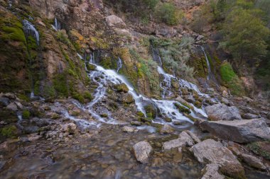 Tomara Şelalesi ve Ziyaretçiler, Ulusal Doğa Parkı, Gumushane, Siran Bölgesi, Seydibaba Köyü.