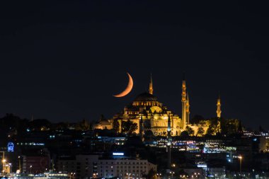 Ay, geceleri Fatih Camii 'nin üzerinde hilal gibi duruyor.