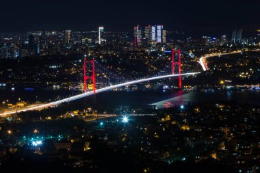 Yeni adı 15 Temmuz şehit köprüsü olan Boğaz Köprüsü (Türk Bogazici Koprusu yeni ismi 15 temmuz sehitleri koprusu gece gorunusu)