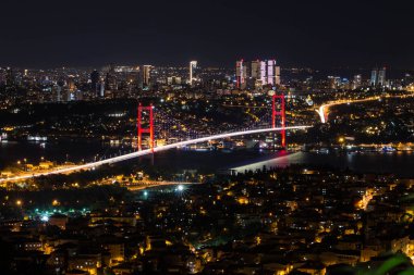Yeni adı 15 Temmuz şehit köprüsü olan Boğaz Köprüsü (Türk Bogazici Koprusu yeni ismi 15 temmuz sehitleri koprusu gece gorunusu)