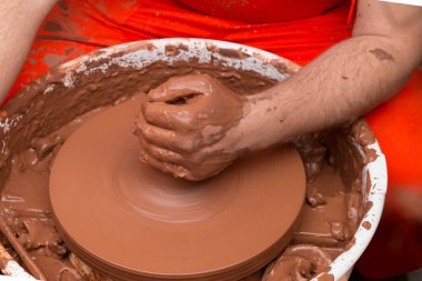 Atölyede heykeltıraş toprak yakın çekim bir sürahi yapar. Bükülmüş çömlekçi tekerleği.