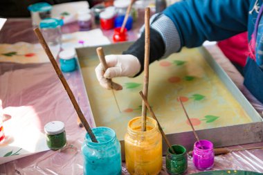 Ebru Art.Su üzerinde geleneksel resim sanatı. Ebru tekniğinde çizim oluşturma süreci. Kağıt ebru