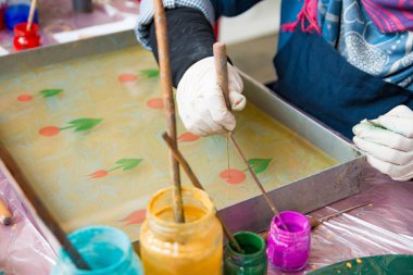 Ebru Art.Su üzerinde geleneksel resim sanatı. Ebru tekniğinde çizim oluşturma süreci. Kağıt ebru