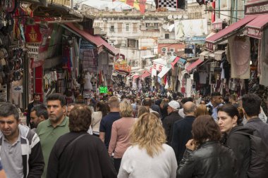 İSTANBUL - TURKEY-JUNE 11 Haziran 2020: Mahmut Paşa 'dan alışveriş yapan Eminonu Halkı - Mercan