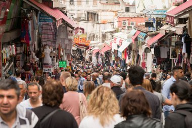 İSTANBUL - TURKEY-JUNE 11 Haziran 2020: Mahmut Paşa 'dan alışveriş yapan Eminonu Halkı - Mercan