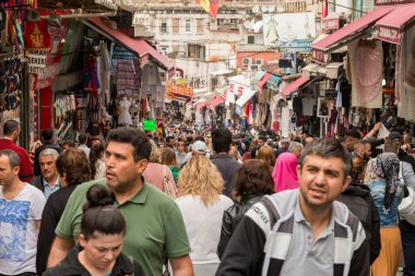 İSTANBUL - TURKEY-JUNE 11 Haziran 2020: Mahmut Paşa 'dan alışveriş yapan Eminonu Halkı - Mercan