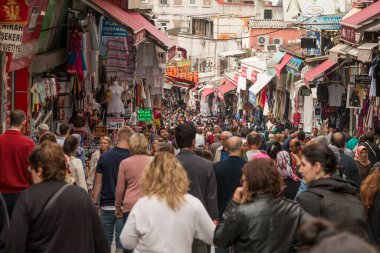 İSTANBUL - TURKEY-JUNE 11 Haziran 2020: Mahmut Paşa 'dan alışveriş yapan Eminonu Halkı - Mercan