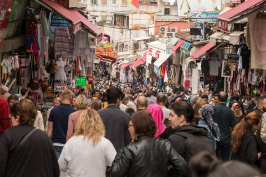 İSTANBUL - TURKEY-JUNE 11 Haziran 2020: Mahmut Paşa 'dan alışveriş yapan Eminonu Halkı - Mercan