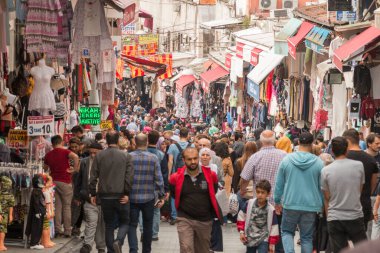 İSTANBUL - TURKEY-JUNE 11 Haziran 2020: Mahmut Paşa 'dan alışveriş yapan Eminonu Halkı - Mercan