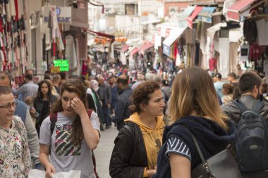 İSTANBUL - TURKEY-JUNE 11 Haziran 2020: Mahmut Paşa 'dan alışveriş yapan Eminonu Halkı - Mercan