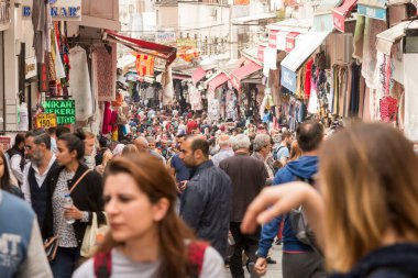 İSTANBUL - TURKEY-JUNE 11 Haziran 2020: Mahmut Paşa 'dan alışveriş yapan Eminonu Halkı - Mercan