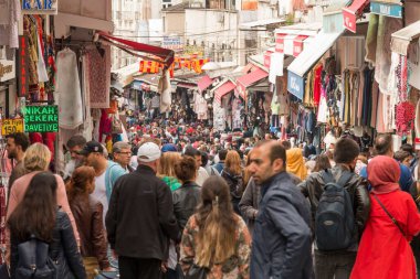 İSTANBUL - TURKEY-JUNE 11 Haziran 2020: Mahmut Paşa 'dan alışveriş yapan Eminonu Halkı - Mercan