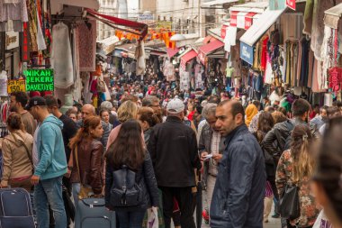 İSTANBUL - TURKEY-JUNE 11 Haziran 2020: Mahmut Paşa 'dan alışveriş yapan Eminonu Halkı - Mercan