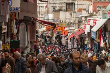 İSTANBUL - TURKEY-JUNE 11 Haziran 2020: Mahmut Paşa 'dan alışveriş yapan Eminonu Halkı - Mercan