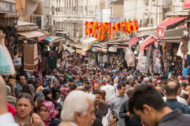 İSTANBUL - TURKEY-JUNE 11 Haziran 2020: Mahmut Paşa 'dan alışveriş yapan Eminonu Halkı - Mercan