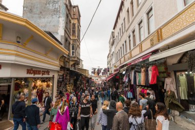 İSTANBUL - TURKEY-JUNE 11 Haziran 2020: Mahmut Paşa 'dan alışveriş yapan Eminonu Halkı - Mercan