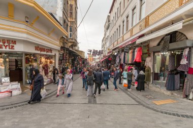 İSTANBUL - TURKEY-JUNE 11 Haziran 2020: Mahmut Paşa 'dan alışveriş yapan Eminonu Halkı - Mercan