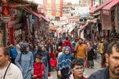 İSTANBUL - TURKEY-JUNE 11 Haziran 2020: Mahmut Paşa 'dan alışveriş yapan Eminonu Halkı - Mercan