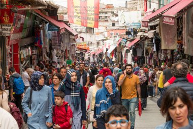 İSTANBUL - TURKEY-JUNE 11 Haziran 2020: Mahmut Paşa 'dan alışveriş yapan Eminonu Halkı - Mercan