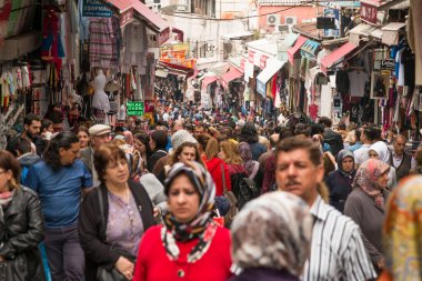 İSTANBUL - TURKEY-JUNE 11 Haziran 2020: Mahmut Paşa 'dan alışveriş yapan Eminonu Halkı - Mercan