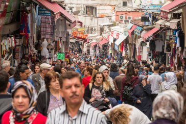 İSTANBUL - TURKEY-JUNE 11 Haziran 2020: Mahmut Paşa 'dan alışveriş yapan Eminonu Halkı - Mercan