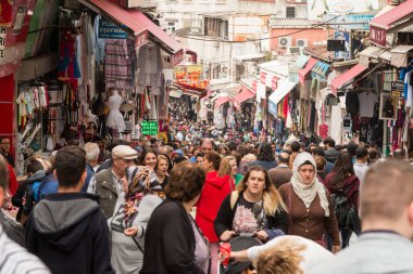 İSTANBUL - TURKEY-JUNE 11 Haziran 2020: Mahmut Paşa 'dan alışveriş yapan Eminonu Halkı - Mercan