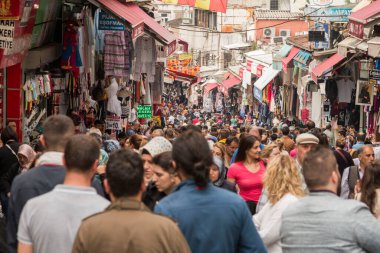 İSTANBUL - TURKEY-JUNE 11 Haziran 2020: Mahmut Paşa 'dan alışveriş yapan Eminonu Halkı - Mercan