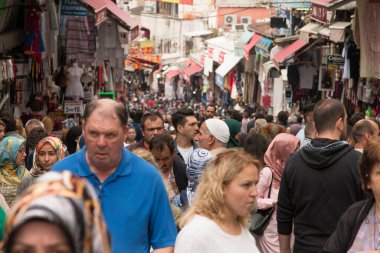 İSTANBUL - TURKEY-JUNE 11 Haziran 2020: Mahmut Paşa 'dan alışveriş yapan Eminonu Halkı - Mercan